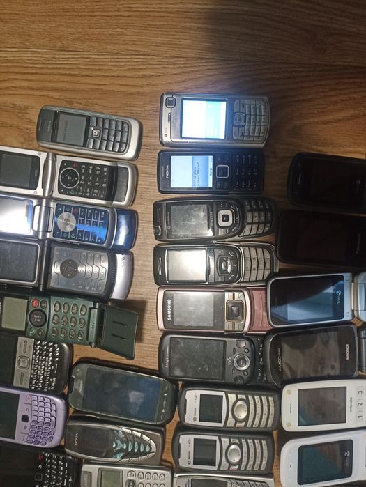 Vând lot 66 telefoane funcționale .