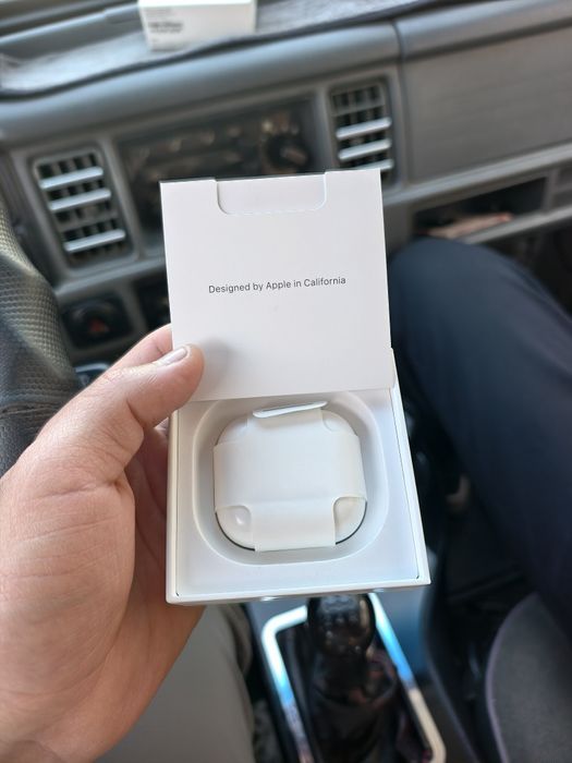 AirPods 4 с шумоподавлением