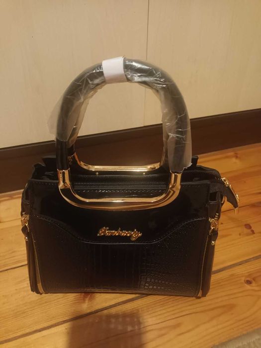 Нови дамски чанти, бански костюми и други