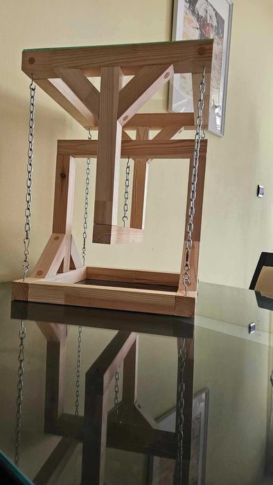 Масичка за кафе, цветя и др., държаща се само на вериги