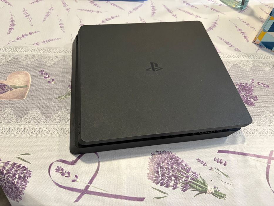 Vând PS4 Slim în stare bună.  Consola funcționează fără probleme. Vine însoțită de: - 1 manetă (controller) - jocurile: The Last of Us Part I, part 2