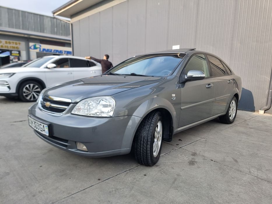 Ласетти сотилади. Юриб турган машина