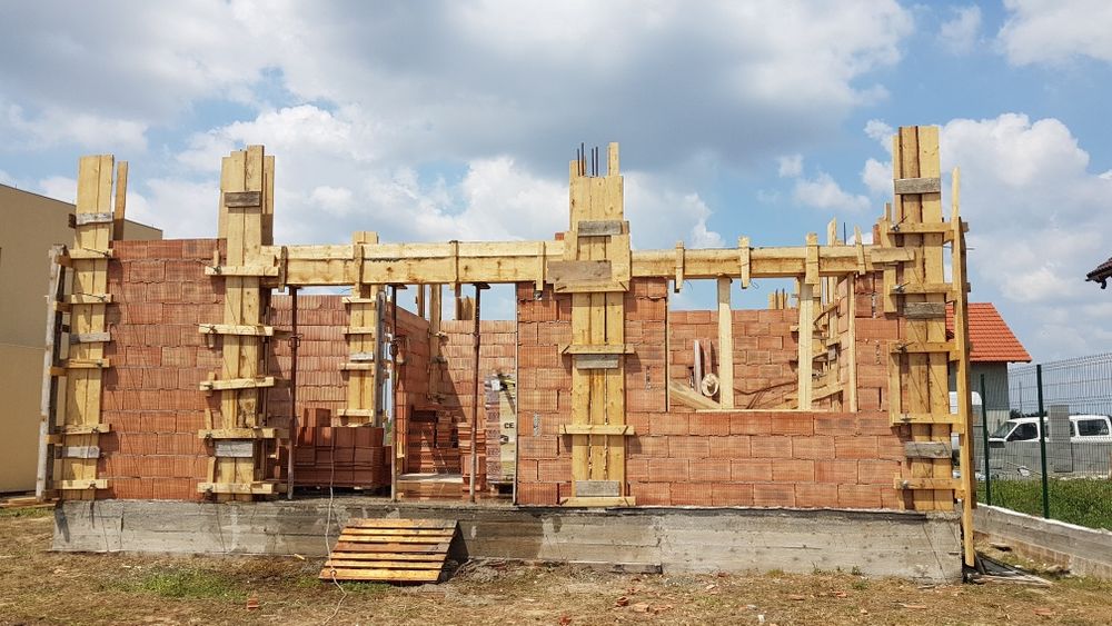 Lucrări de construcții case la roșu,  fundații,  garduri, acoperișuri