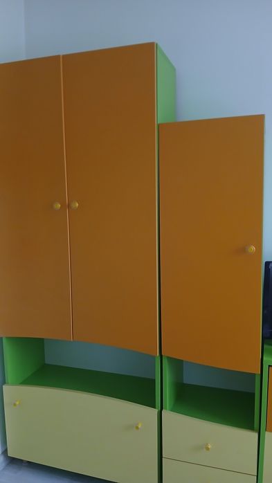 Детски гардероб с две етажерки