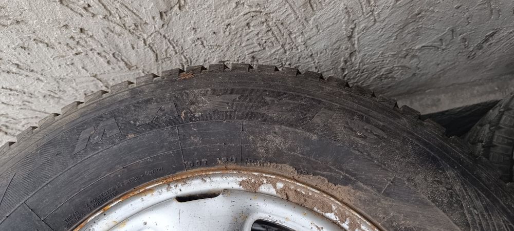 Зимние шины , с дисками . Максис