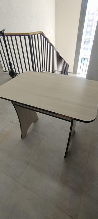 Хороший стол для детей/учебы