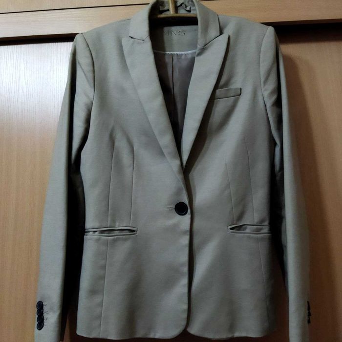 Женская демисезонная куртка и пиджак.