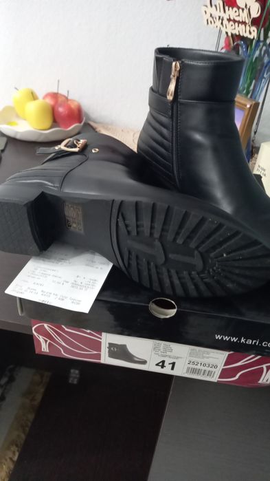 Продам женские сапожки.