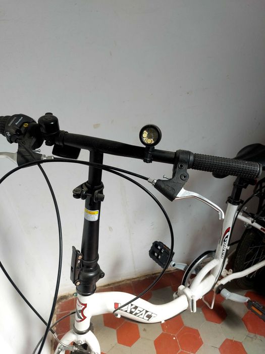 Bicicletă x fact damă , adolescenți