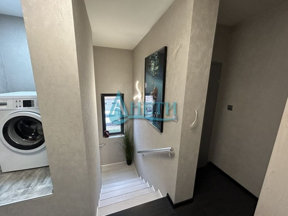 Стилно обзаведена къщи 200м2 с двор 521м2 в гр.Костинброд