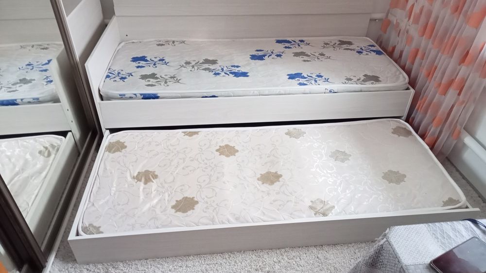 Кравать продаю срочно.