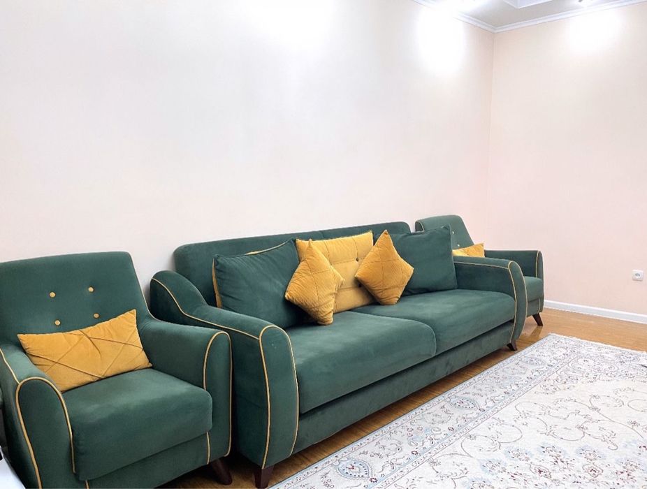 Продам диван с двумя креслами