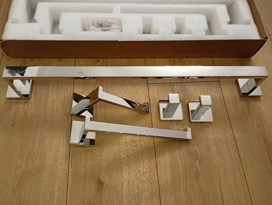 Set accesorii baie cu suport prosoape, hartie si halate