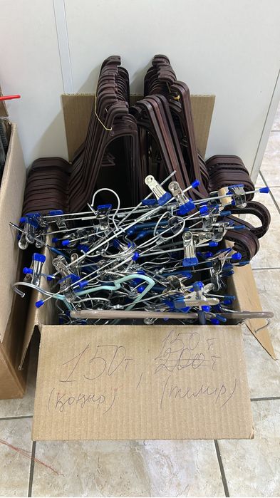 Манекены и вешалки