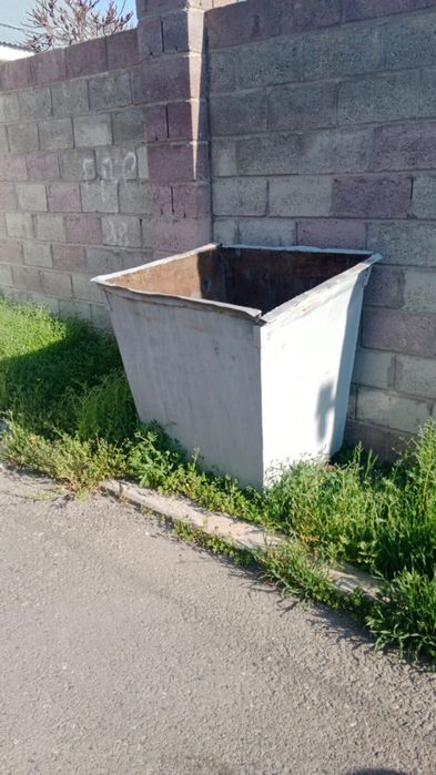 Мусорный бак контейнер