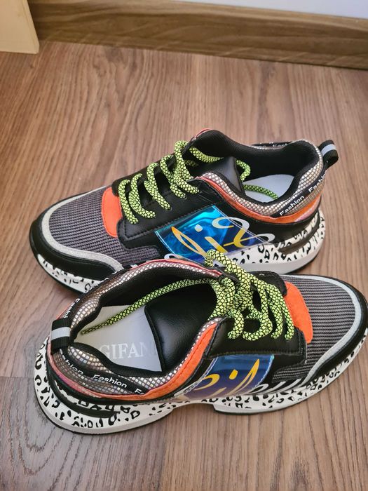 Продам новые кроссовки