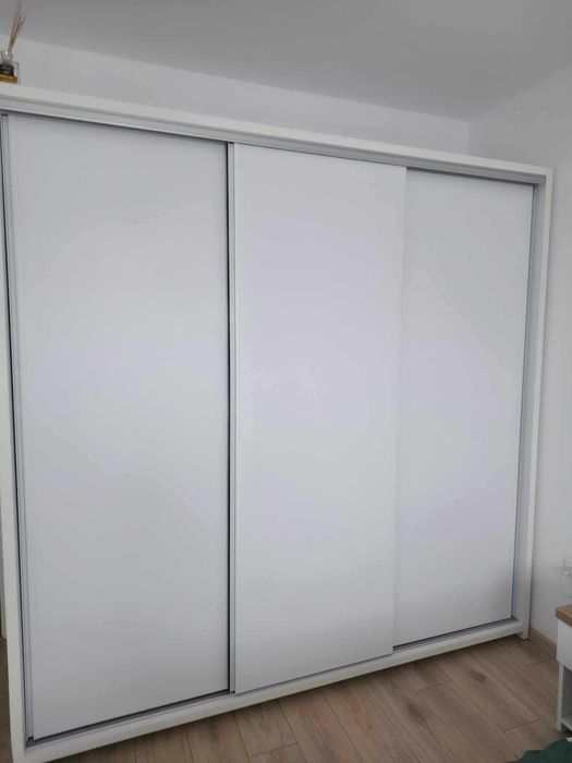 Dulap cu 3 uși culisante – stare bună / ca nou – modern – București