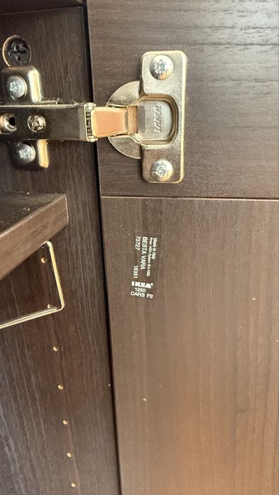 Шкаф Ikea Besta Vara с отделения за бутилки и чаши
