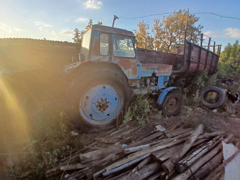 Продам трактор рабочий с плугом , прицепом, косилка