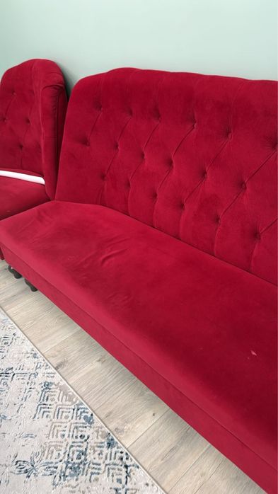 Красный диван в интерьере гостиной