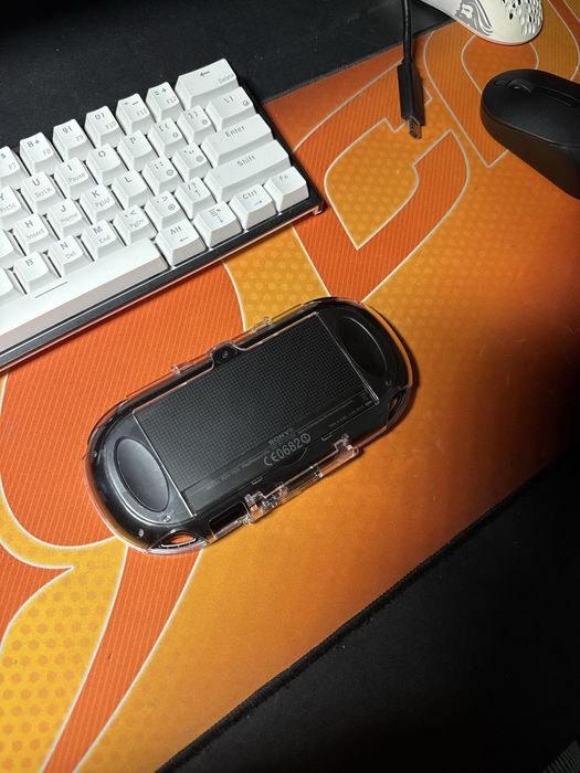Ps Vita 1104 OLED 128GB, 7 игри, калъф, протектори, зарядно и адаптер за карта памет