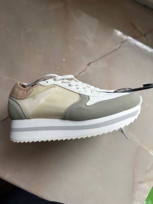 Продам женские кроссовки