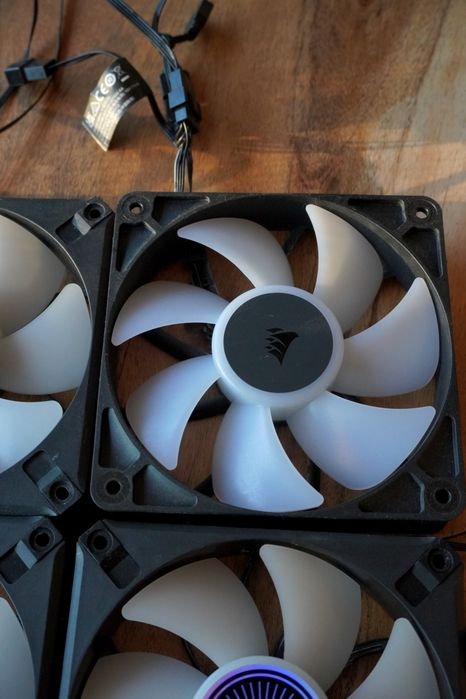 6x Ventilatoare Corsair – 5x ML120 RGB Elite + 1x RS120 5V ARGB