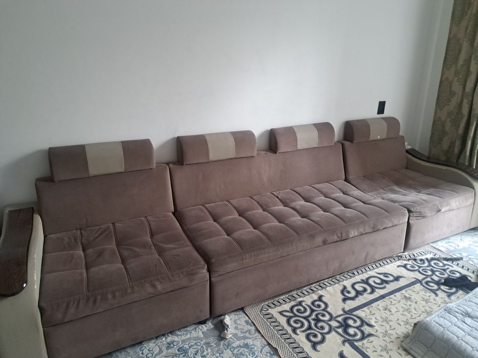 Хороший диван...