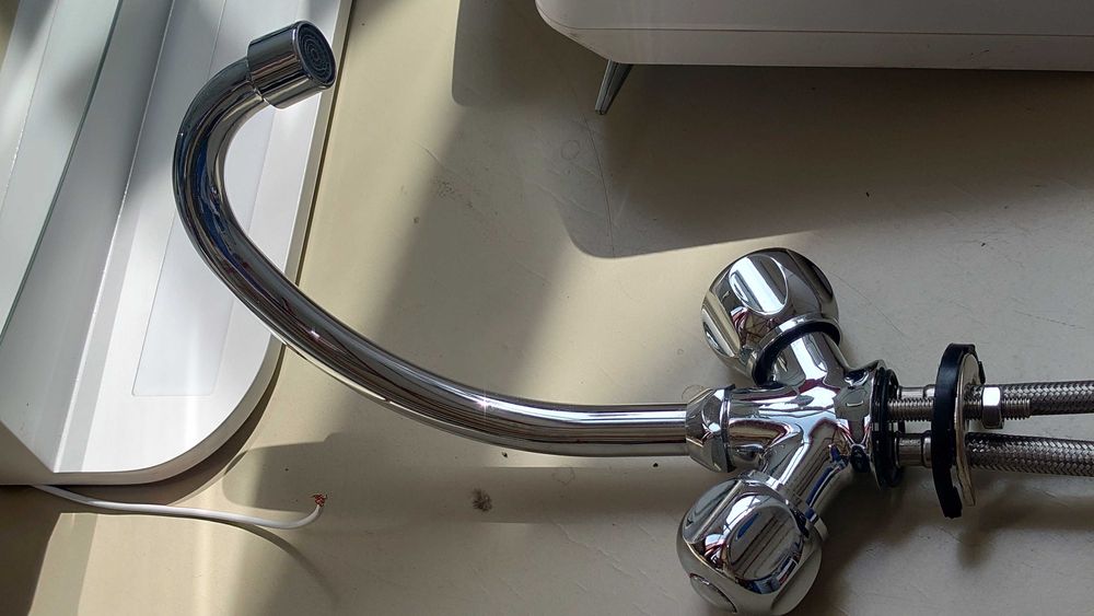 НОВИ Шкаф за баня / Смесител / Винтелатор / Сешоар за баня