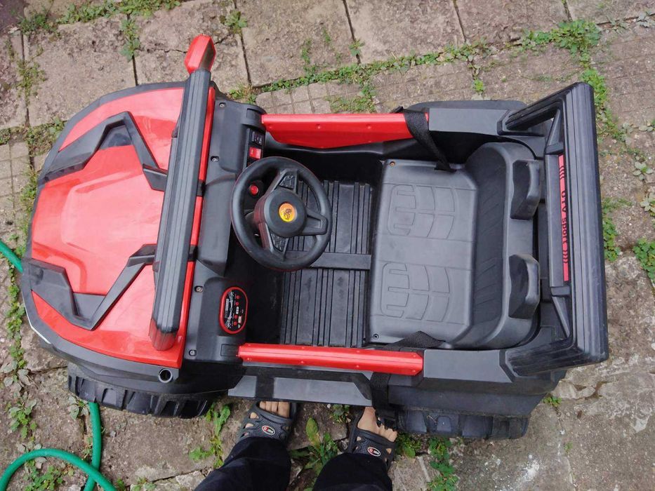 Продавам джип акумулаторен  с родителски контрол червен