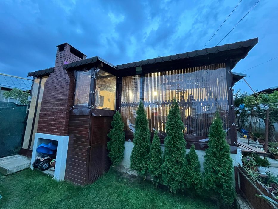 Folie transparenta cu capse și bride