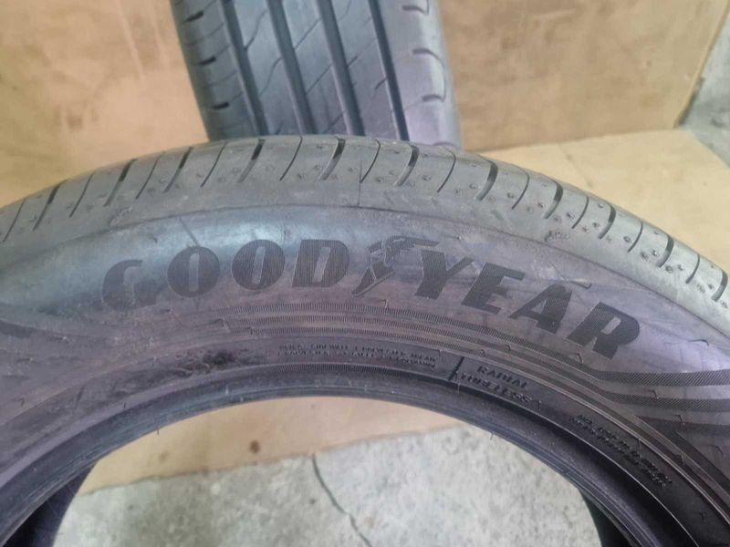 2 Goodyear R17 215/65
летни гуми
DOT1922