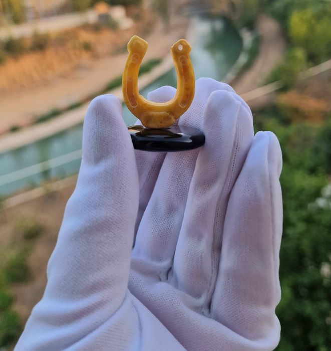 Янтарь. Фигура Подкова.