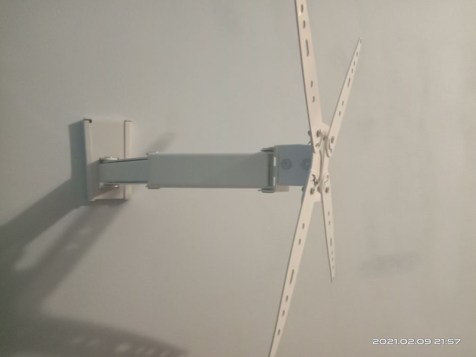 Угловой кронштейн для телевизора