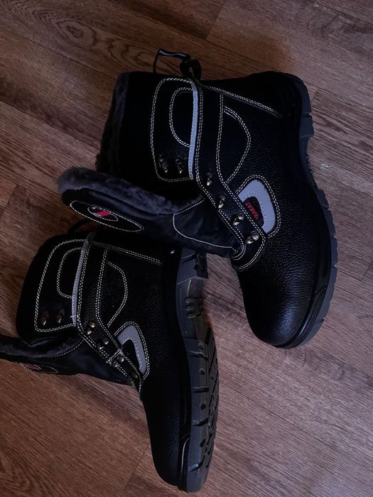 Продаю спец ботинку зимнийй