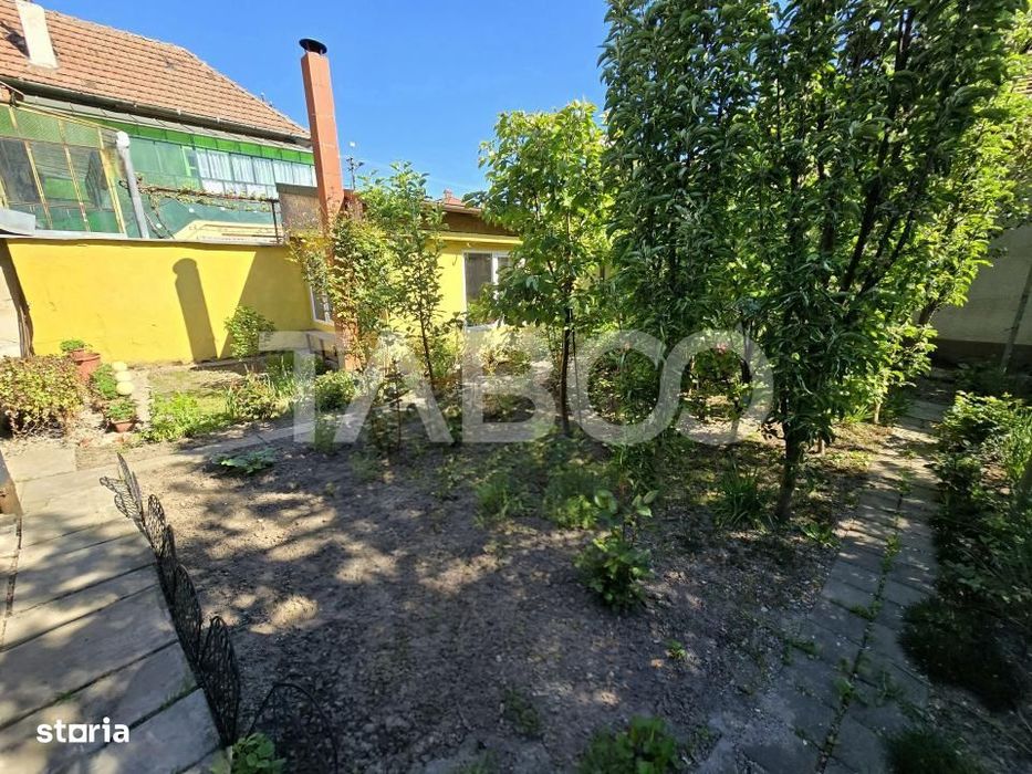 Casa spatioasa de vanzare teren 432 mp zona linistita - Lupeni Sibiu