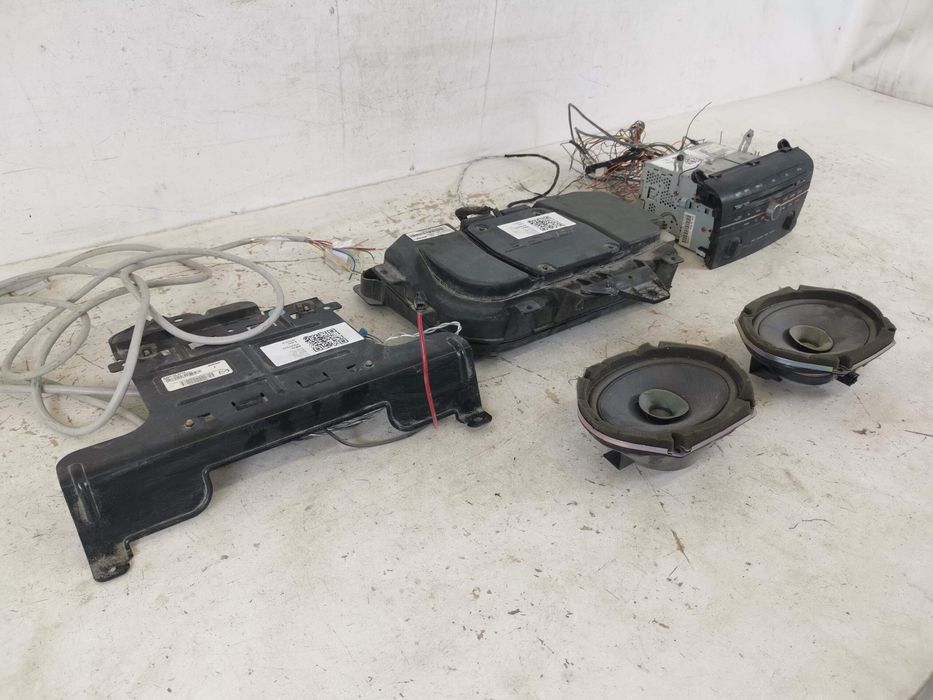 Amplificator Audio Cu Subwoofer Si Unitate Radio Mazda  3 BK 2003 2004