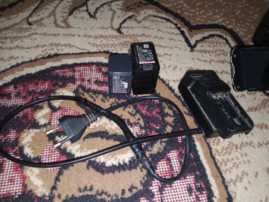 Camera sotiladi 2ta batteryka 1 ta zaryatchik xotira 96gb.Mikrafonibor