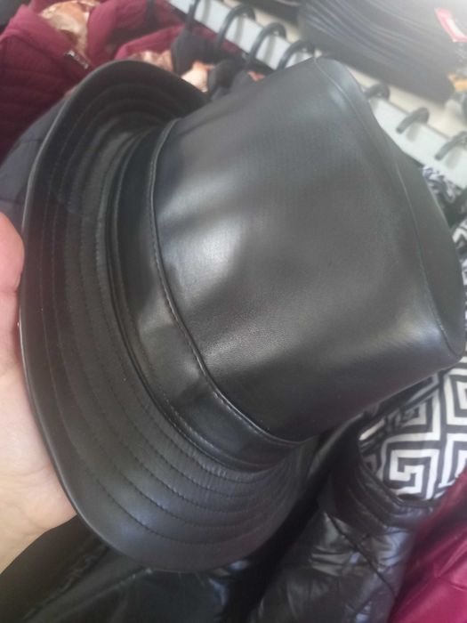 Ново!Черна шапка еко кожа