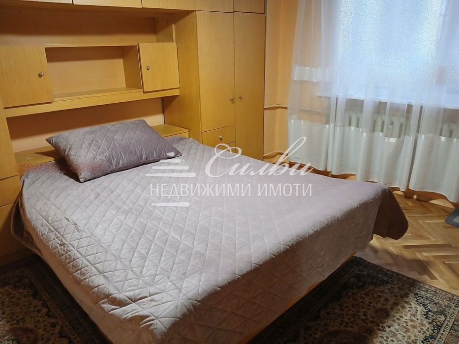 Дава се под наем Тристаен апартамент в Шумен, Център - 93 кв.м за 408 € - Снимка #2