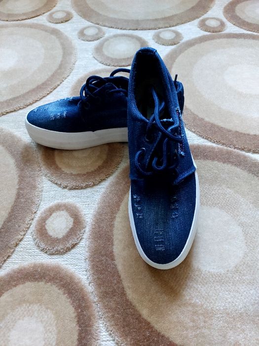 Продам женские джинсовые слипоны.