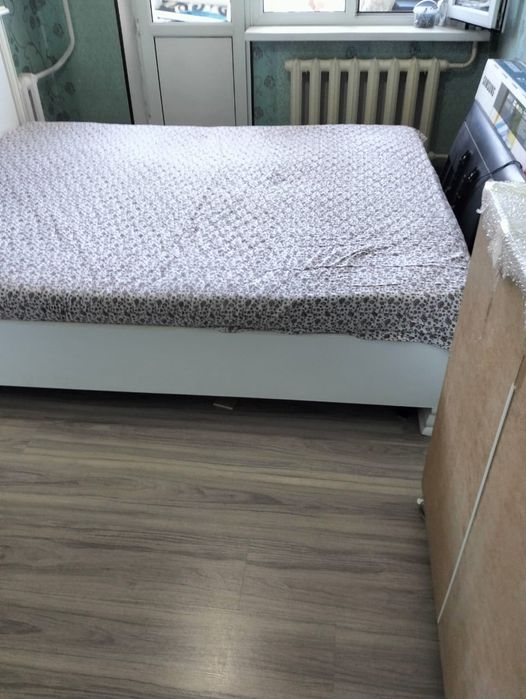 Кровать большая, сатамын керует.