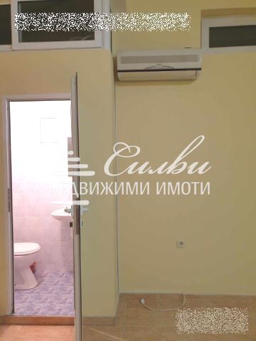 Дава се под наем Магазин в Шумен, Пазара - 30 кв.м за 280.5 € - Снимка #2