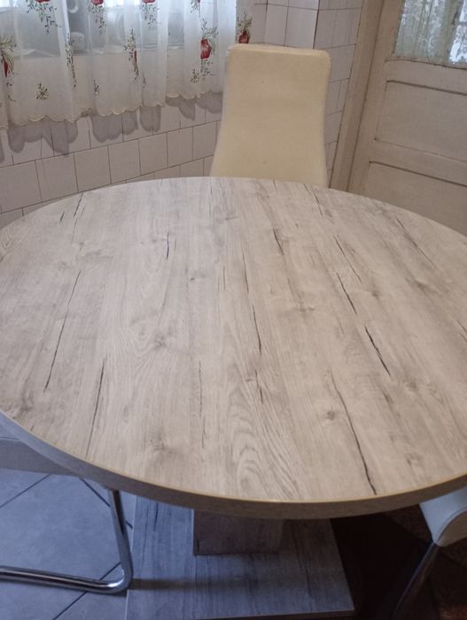 Vând masa rotunda de bucătărie cu 4 scaune