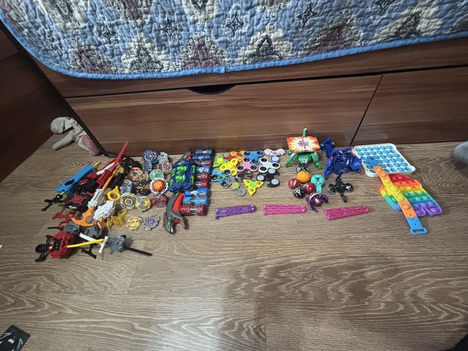 Игрушки разные.