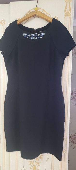 Sarafan negru,cu aplicatie de pietre