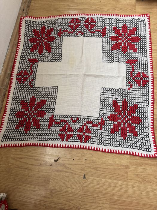 Fata de masa cusuta pe etamina