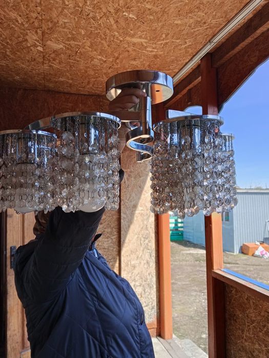 Продам качественную люстру