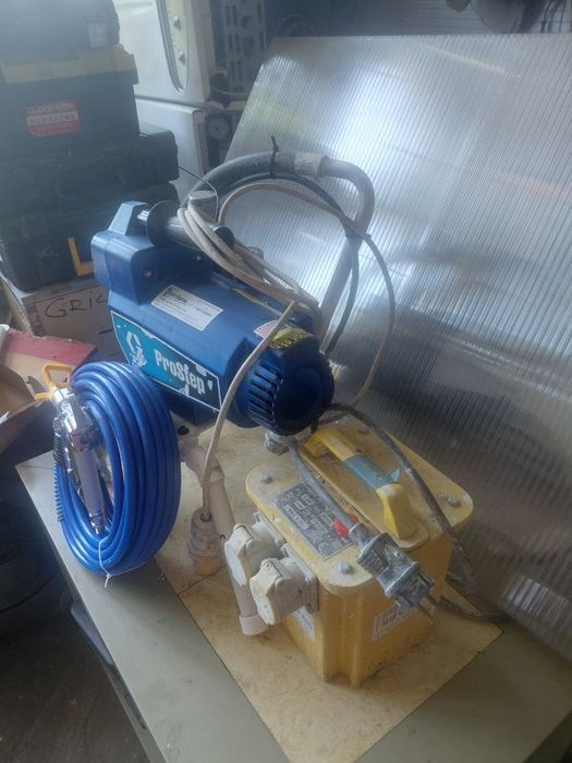 Vând pompă airless graco pc 390.alimentarepresiune de lucru 250 bar120de volți  ideală pt șantier  !