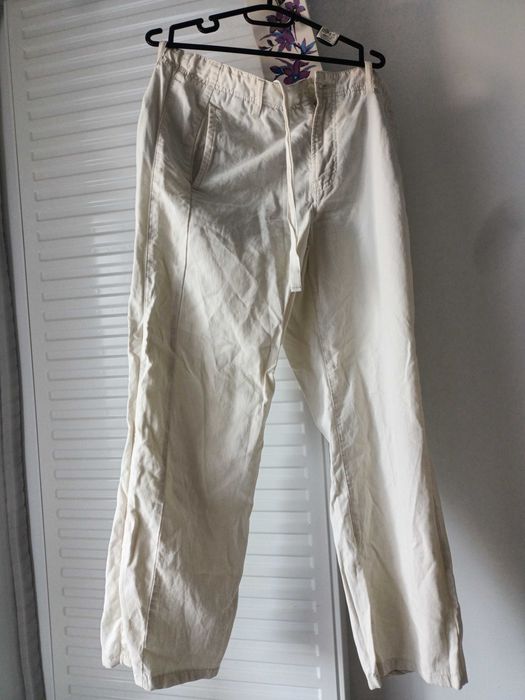 Pantaloni raiat, albi